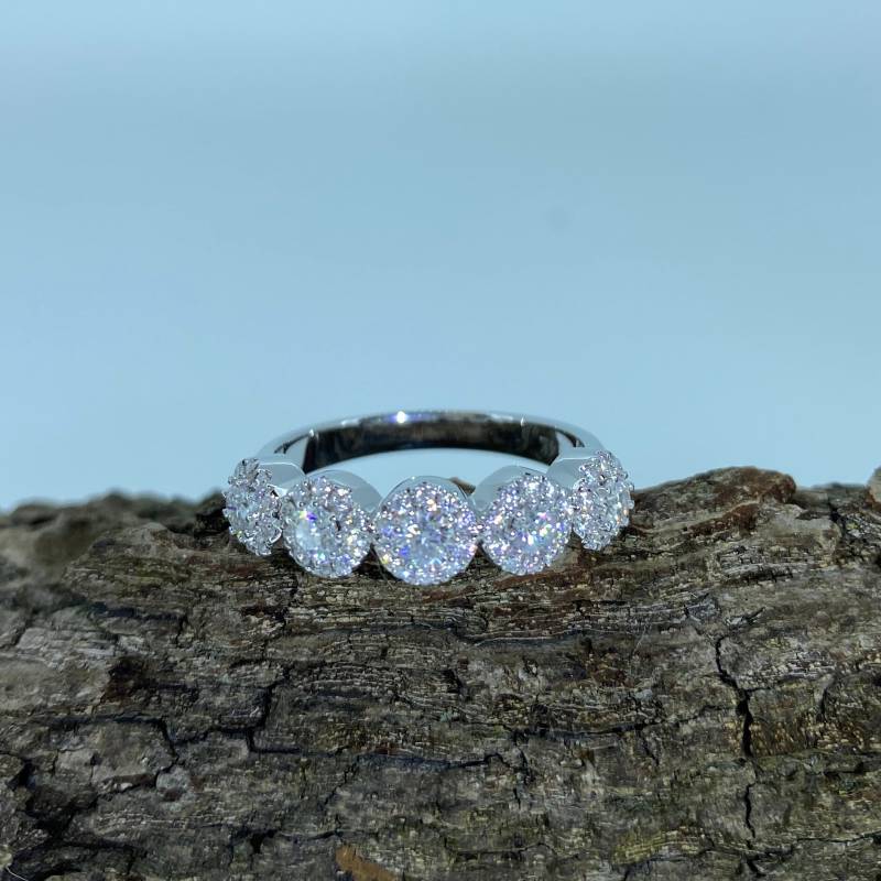 0.66 Carat Lab Zuchtdiamant Ring 14K Weißgold Ehering/5 Steine Halo Halb Eternity | C70 von Love4UJewelry