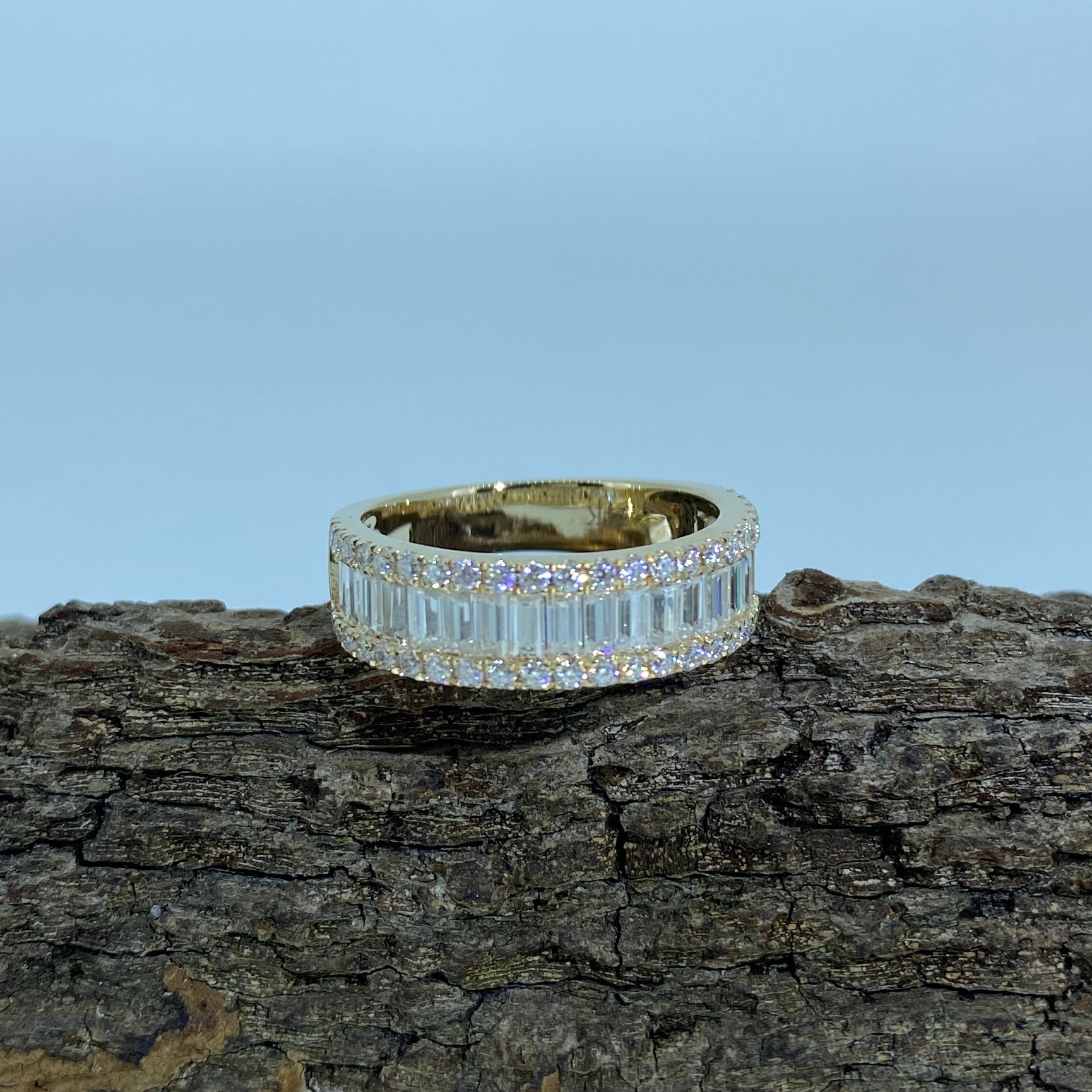 1.65 Karat Baguette Und Rundschliff Moissanite 14K Gelbgold Ehering/Halb Eternity Ring | C108 von Love4UJewelry