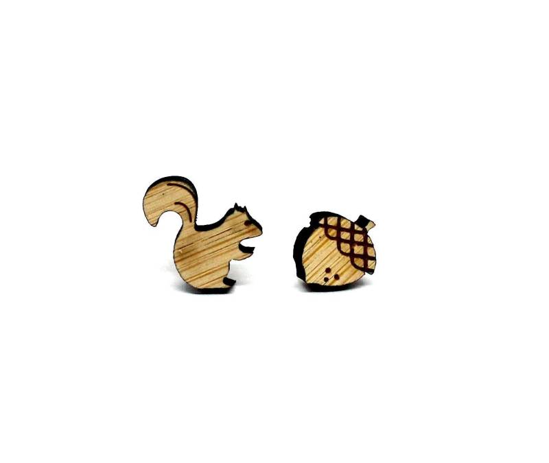 Mini Holzohrstecker Eichhörnchen Und Nuss Holzohrringe Laser-Cut Bambus 10mm von LoveAndCraftsShop