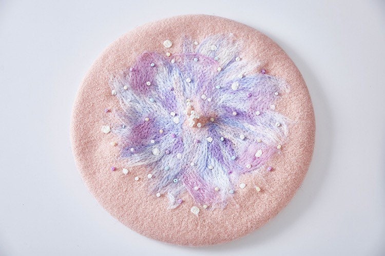 Handgefertigte Wollfilz Baskenmütze - Pink Floral Galaxy Handgefertigte Wollfilz Baskenmütze - Pink Floral Galaxy von LoveAndFashionUK