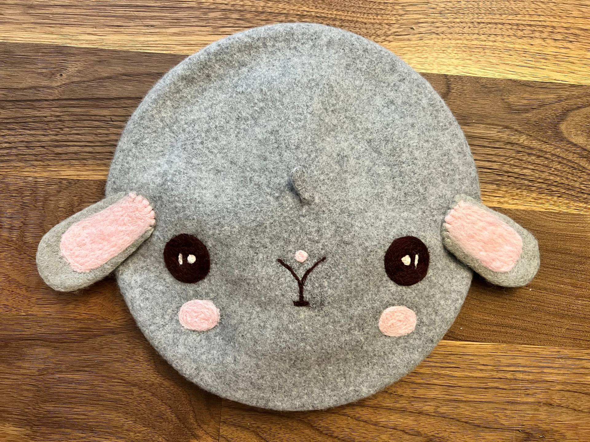 Handgemachte Wollfilz Tier Baskenmütze - Kawaii Häschen-Kaninchen Handgemachte Wollfilz Tier Baskenmütze - Kawaii Häschen-Kaninchen von LoveAndFashionUK