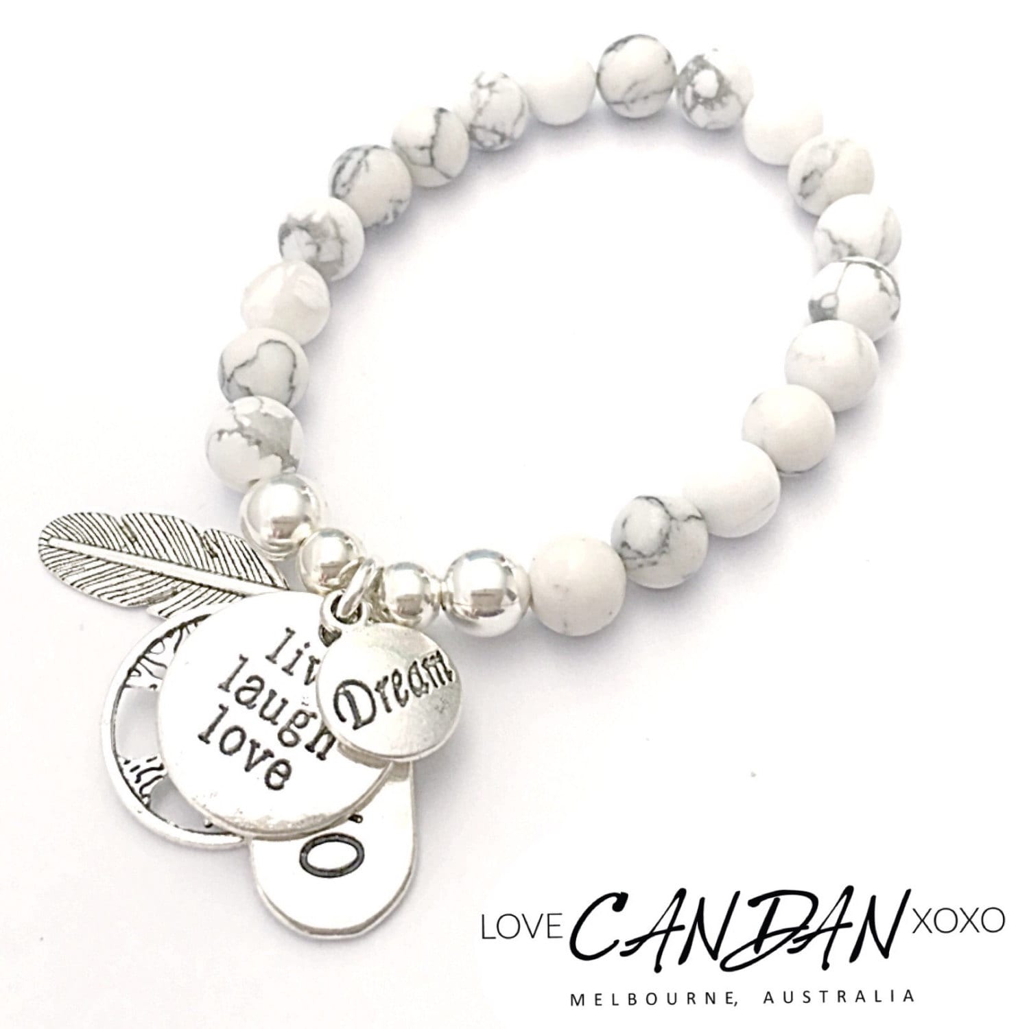 Damen Geschenk Perlen Freundschafts Armband Live Laugh Love Howlite Mit Baum Des Lebens Feder Dream Und Xoxo Anhänger von LoveCandanxoxo