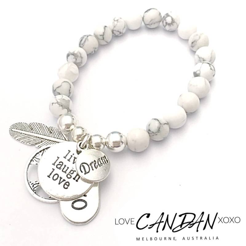 Damen Geschenk Perlen Freundschafts Armband Live Laugh Love Howlite Mit Baum Des Lebens Feder Dream Und Xoxo Anhänger Damen Geschenk Perlen Freundschafts Armband Live Laugh Love Howlite Mit Baum Des Lebens Feder Dream Und Xoxo Anhänger von LoveCandanxoxo