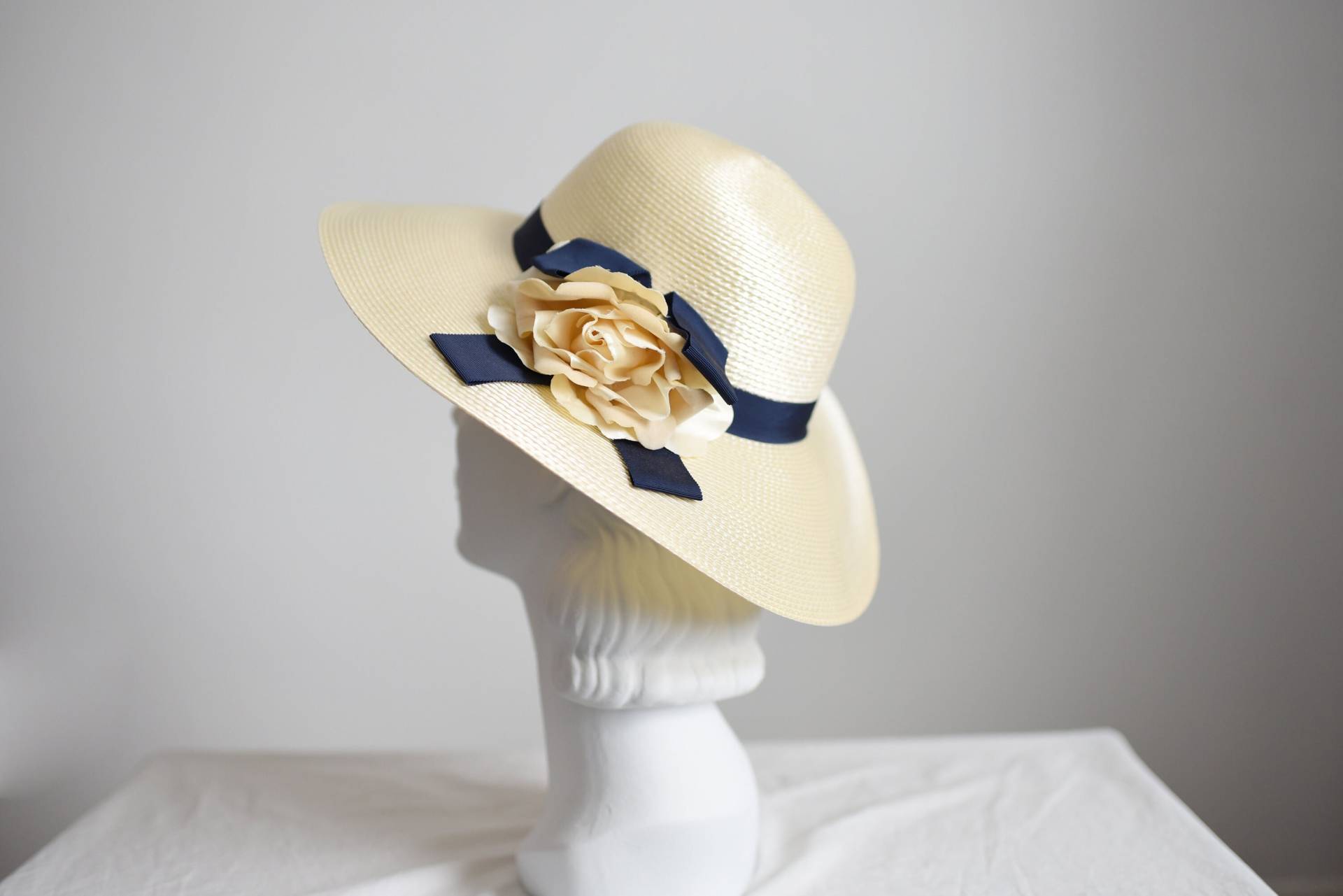 Sale 1980Er Jahre Creme Und Marine Sonnenhut Sale 1980Er Jahre Creme Und Marine Sonnenhut von LoveCharles