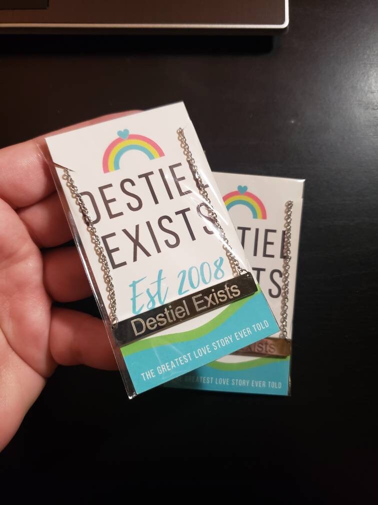 Destiel Existiert Gravierte Bar Halskette Destiel Existiert Gravierte Bar Halskette von LoveCrimers