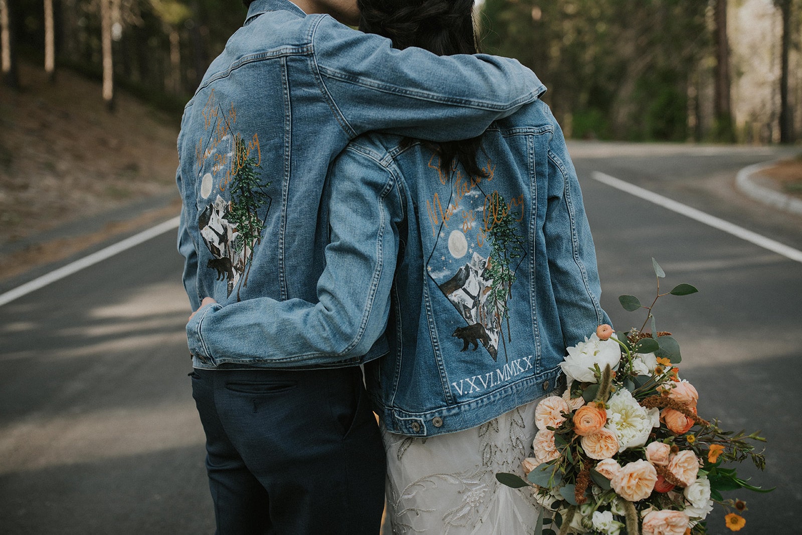 Bemalte Braut - Und Bräutigam-Hochzeitsjacken. Hochzeitsgeschenk. Maßgeschneiderte Jacke Malerei Sein Ihrs Set. Leder Oder Jeansjacke von LoveFromMimosa