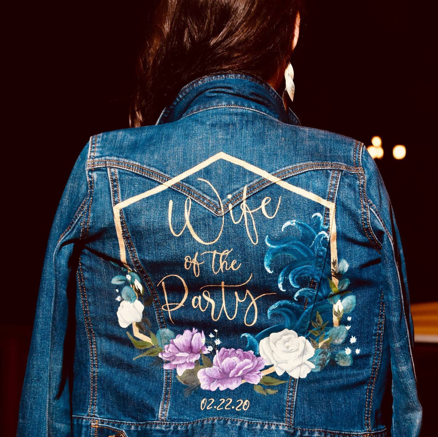 Handbemalte Rosa Rose Hochzeitsjacke, Bemalte Jeansjacke, Bespoke Denim Oder Lederjacke Calligraphy, Uk von LoveFromMimosa