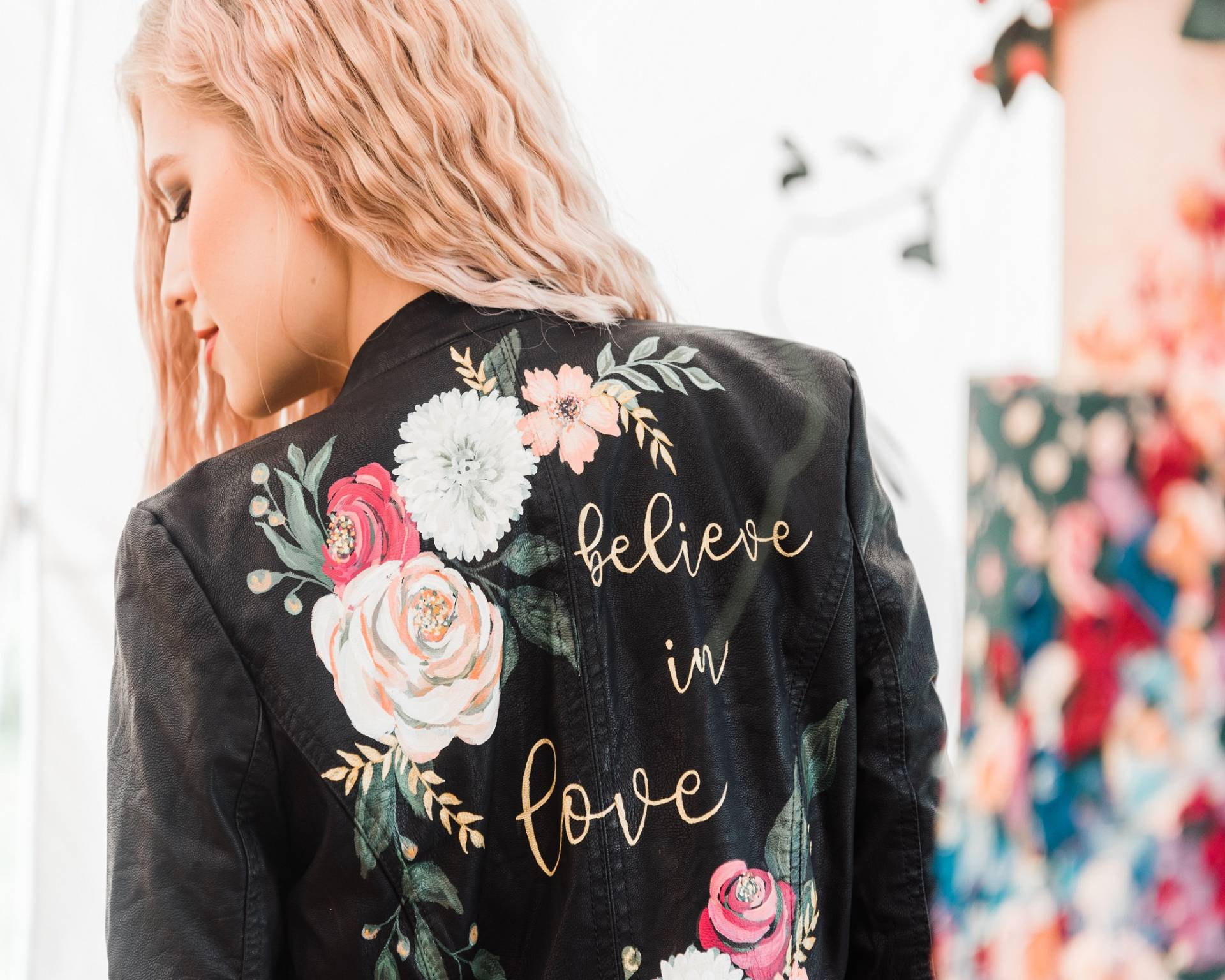 Handgemalte Design Kunstlederjacke, Custom Painted Leder Brautjacke, Florale Hochzeitsjacke, Maßgeschneidertes Leder, Denim Calligraphy, Uk von LoveFromMimosa