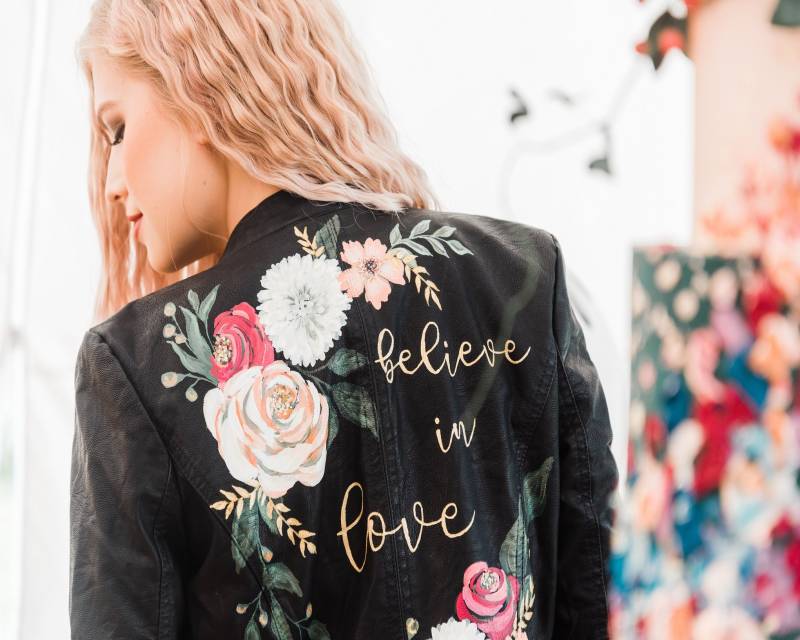 Handgemalte Design Kunstlederjacke, Custom Painted Leder Brautjacke, Florale Hochzeitsjacke, Maßgeschneidertes Leder, Denim Calligraphy, Uk von LoveFromMimosa