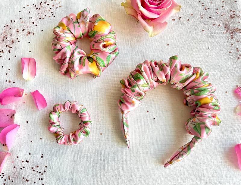 Liberty Silk Scrunchie Krone Gerafftes Haarband Stirnband Rüschen-Geschenk Braut Mit Geschenkverpackung & Nachricht Liberty Silk Scrunchie Krone Gerafftes Haarband Stirnband Rüschen-Geschenk Braut Mit Geschenkverpackung & Nachricht von LoveFromUKbyScarlett