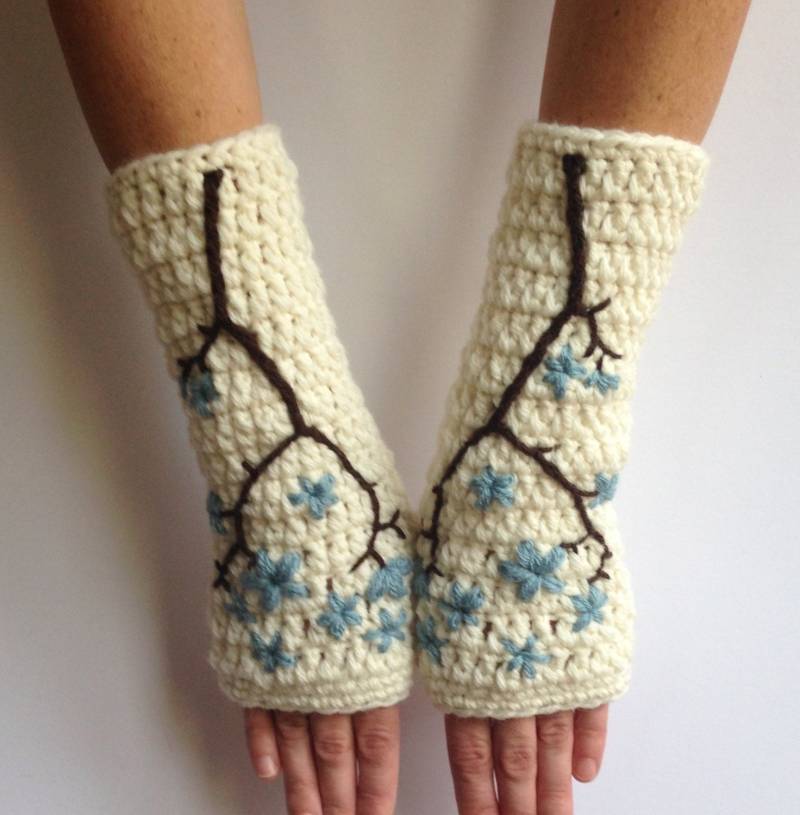 Fingerlose Wollhandschuhe Cremefarbene Armstulpen Mit Kirschblüten-stickerei Fingerlose Wollhandschuhe Cremefarbene Armstulpen Mit Kirschblüten-stickerei von LoveFuzz