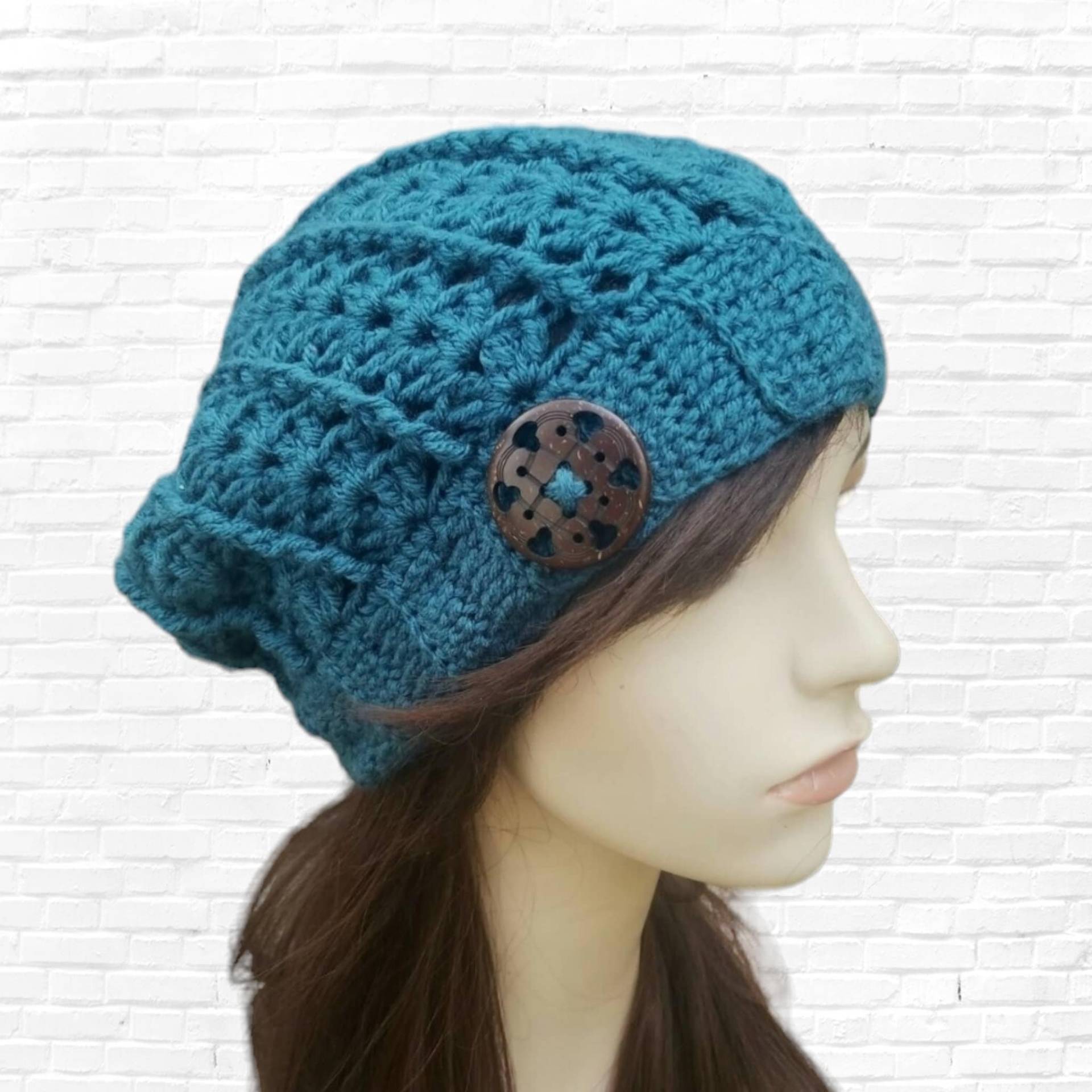 Gehäkelte Slouchy Beanie Türkise Acryl Wintermütze Mit Holzknopf von LoveFuzz