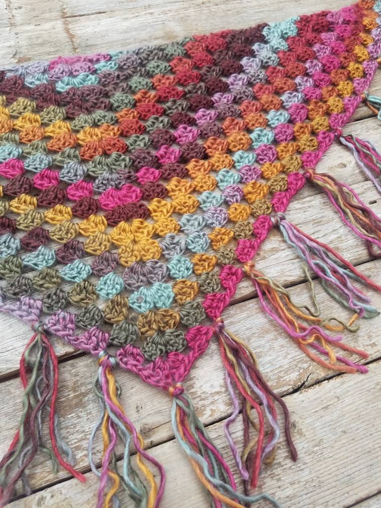 Regenbogen Dreieck Fransen Schal, Bunter Herbst Oma Quadrat Frauen Boho Rosa, Gelb, Grün, Made To Order von LoveFuzz