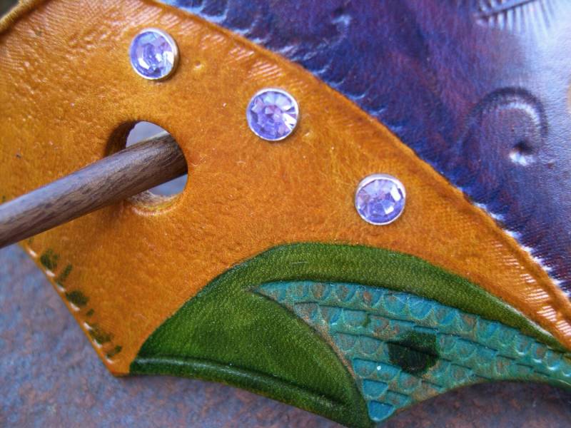 Handgeschnittene Leder-Haarspange in Form Eines Schmetterlings Mit Lila Strasssteinen Handgeschnittene Leder-Haarspange in Form Eines Schmetterlings Mit Lila Strasssteinen von LoveItLeather