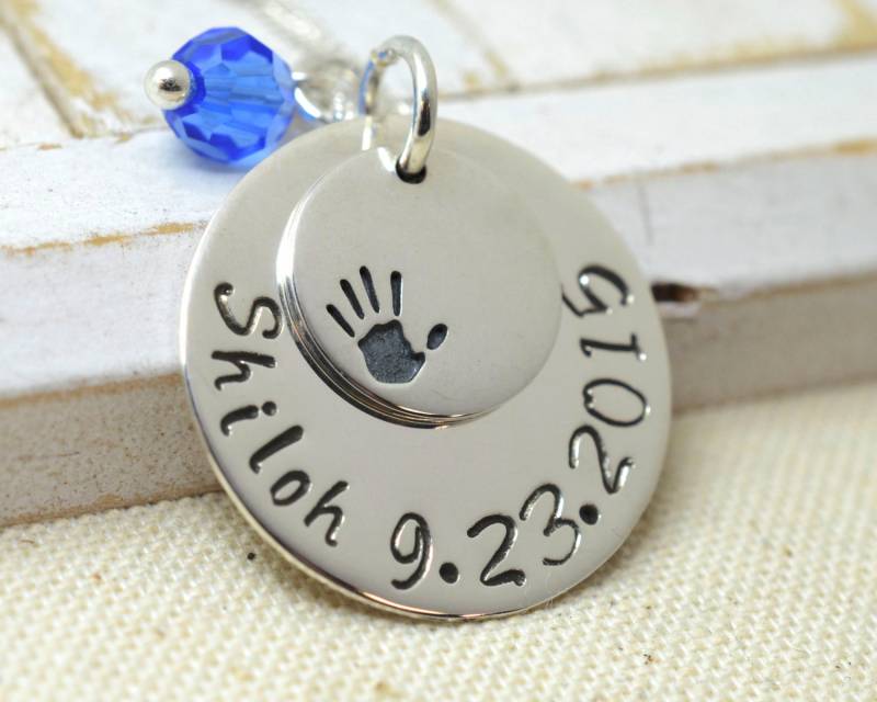Baby Handabdruck Halskette, Sterling Silber Neue Mama Gestempelt Metall Schmuck, Name & Birthstone Halskette Geschenk Für Mutter Baby Handabdruck Halskette, Sterling Silber Neue Mama Gestempelt Metall Schmuck, Name & Birthstone Halskette Geschenk Für Mutter von LoveItPersonalized