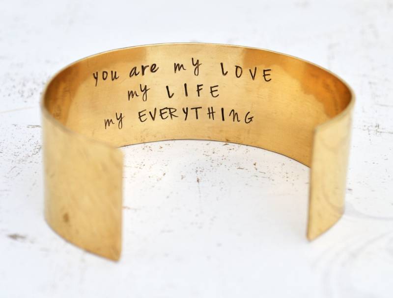 Breites Messing Manschettenarmband, Personalisiert, Brautjungfern Geschenk, Versteckte Botschaft, Hochzeit, Trauzeugin Geschenk Für Mama, Mutter Der von LoveItPersonalized