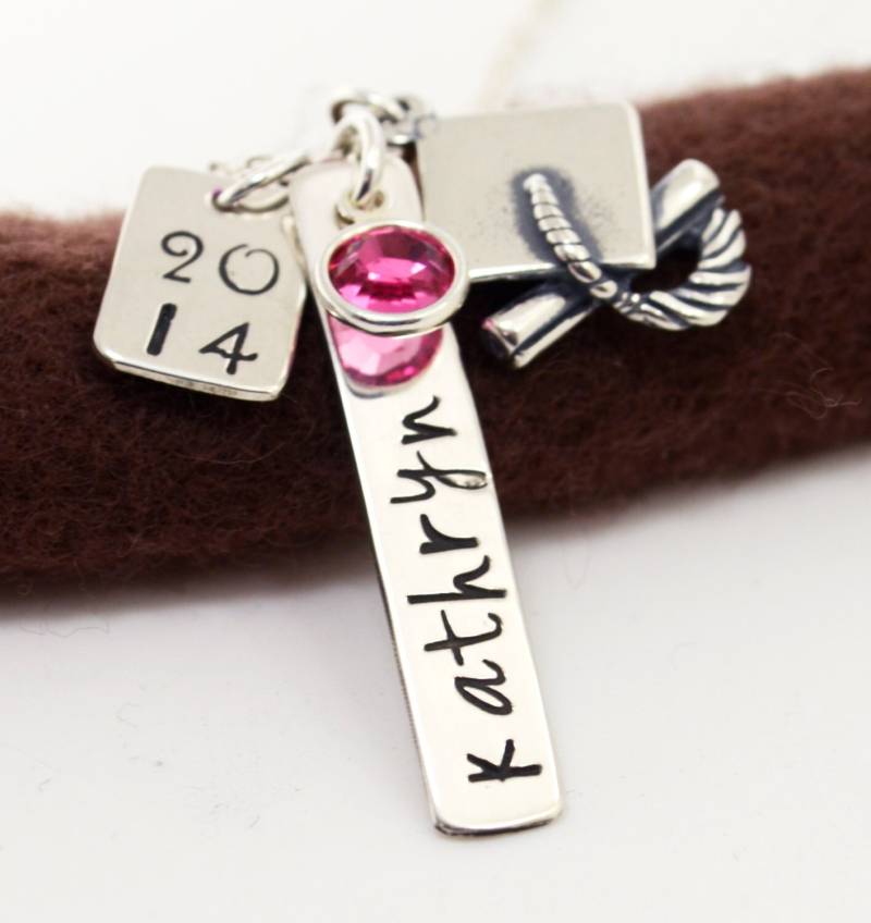 Personalisierte Abschlusskette, 2023 Abschluss, Sterling Silber Abschlusskappe Mit Diplom, Klasse Von Personalisierte Abschlusskette, 2023 Abschluss, Sterling Silber Abschlusskappe Mit Diplom, Klasse Von von LoveItPersonalized