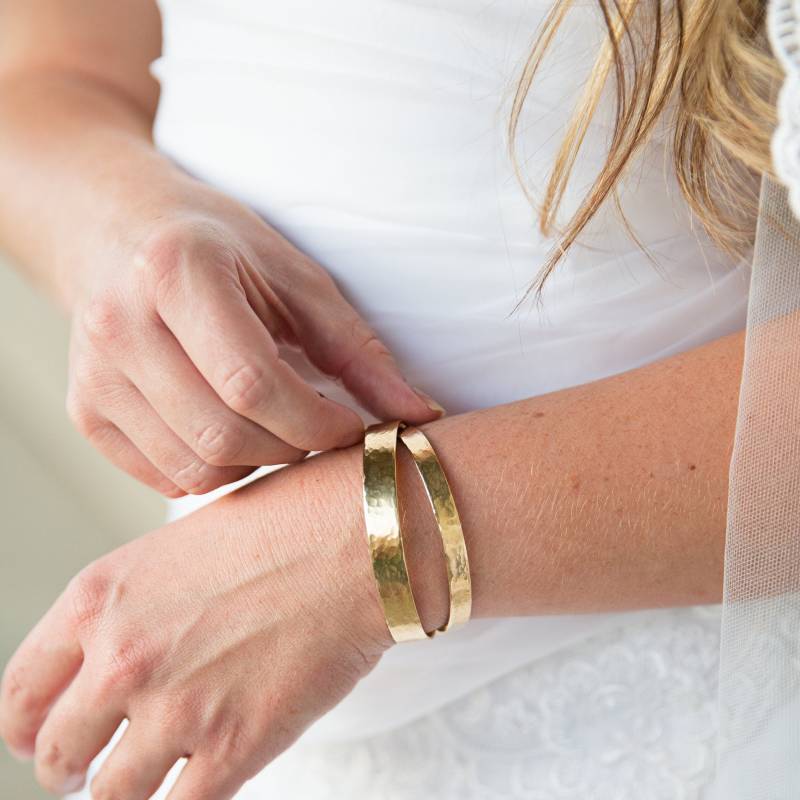 Personalisierte Brautjungfern Geschenk Manschette Armband, Trauzeugin Geschenk, Für Brautjungfern, Hochzeitsgeschenk Von Der Braut, Gold Ton Armband von LoveItPersonalized