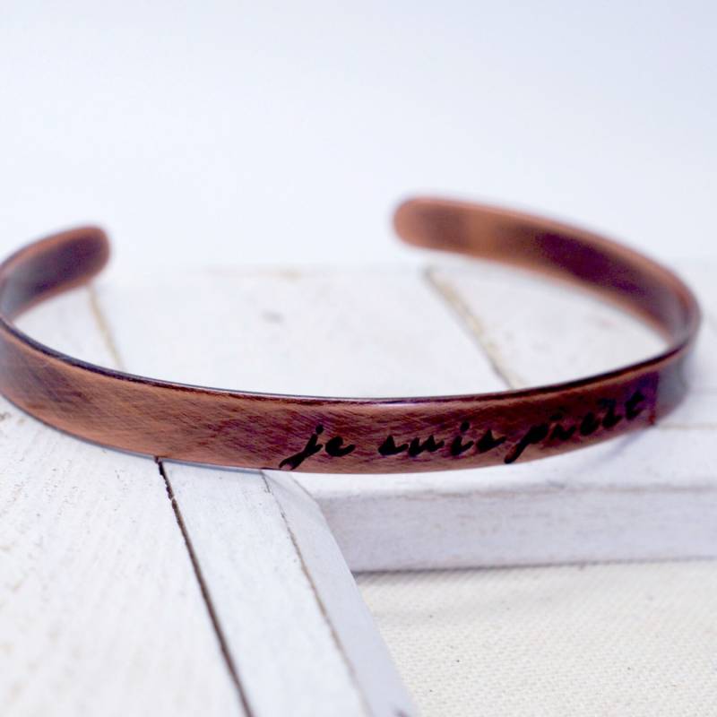 Personalisierte Rustikale Schmale Manschette - Handgestempelter Individueller Schmuck Versteckte Nachricht Liebesnotiz Jahrestags-Valentinsgeschenk von LoveItPersonalized