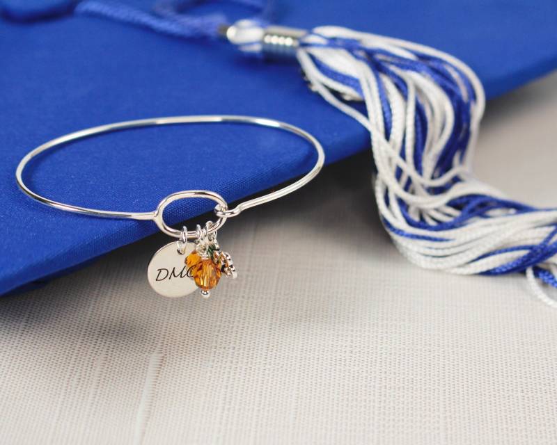 Personalisierte Sterling Silber Abschluss Bettelarmband - Klasse Von 2023 Zierlicher Armreif High School College Farbe Geburtsstein von LoveItPersonalized
