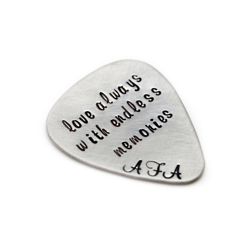 Plektrum Schlüsselanhänger - Handgefertigtes Metall Unisex Geschenk Weihnachtsgeschenk Für Trauzeuge & Personalisierter Plektrum Schlüsselanhänger - Handgefertigtes Metall Unisex Geschenk Weihnachtsgeschenk Für Trauzeuge & Personalisierter von LoveItPersonalized