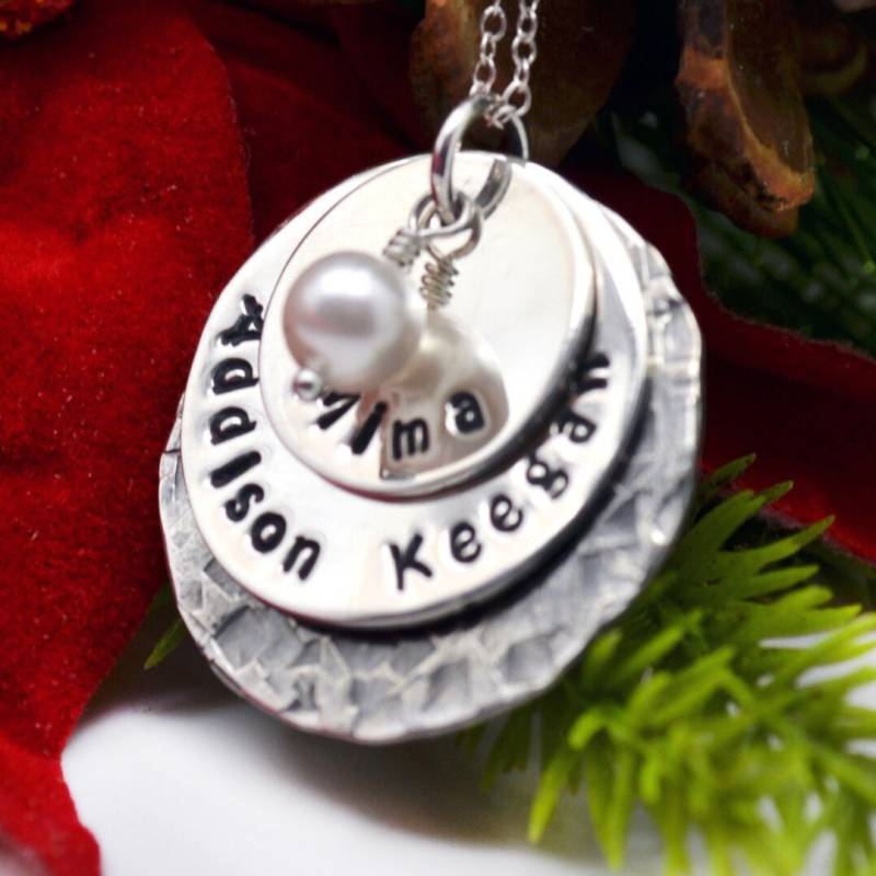 Weihnachtsgeschenk Halskette, Personalisierte Mama Geschenk Von Tochter, Für Oma, Großmutter Gehämmert Finish Weihnachtsgeschenk Halskette, Personalisierte Mama Geschenk Von Tochter, Für Oma, Großmutter Gehämmert Finish von LoveItPersonalized