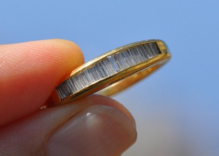 18K Solid Gold Diamantband - Vintage Größe 5, 25, Kanalgefasstes Diamantband, Diamant-Baguette-Band 18K Solid Gold Diamantband - Vintage Größe 5, 25, Kanalgefasstes Diamantband, Diamant-Baguette-Band von LoveJewelryByJ
