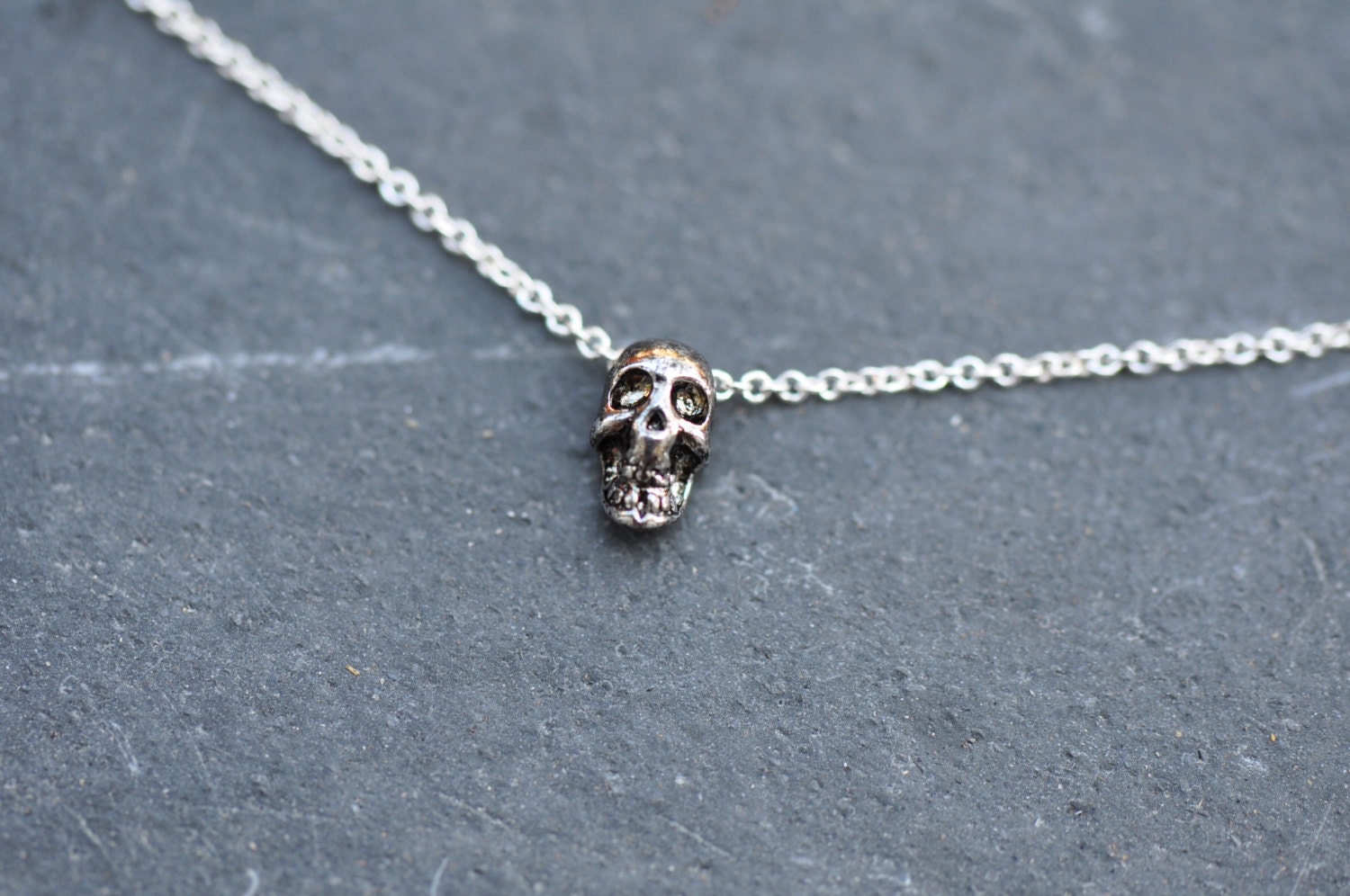 Antike Kleine Silber Skull Charm Halskette Auf Zarte Kette Hübsch Und Zierlich Antike Kleine Silber Skull Charm Halskette Auf Zarte Kette Hübsch Und Zierlich von LoveJewelryByJ
