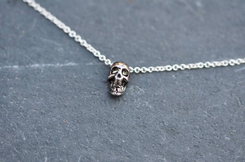 Antike Kleine Silber Skull Charm Halskette Auf Zarte Kette Hübsch Und Zierlich Antike Kleine Silber Skull Charm Halskette Auf Zarte Kette Hübsch Und Zierlich von LoveJewelryByJ