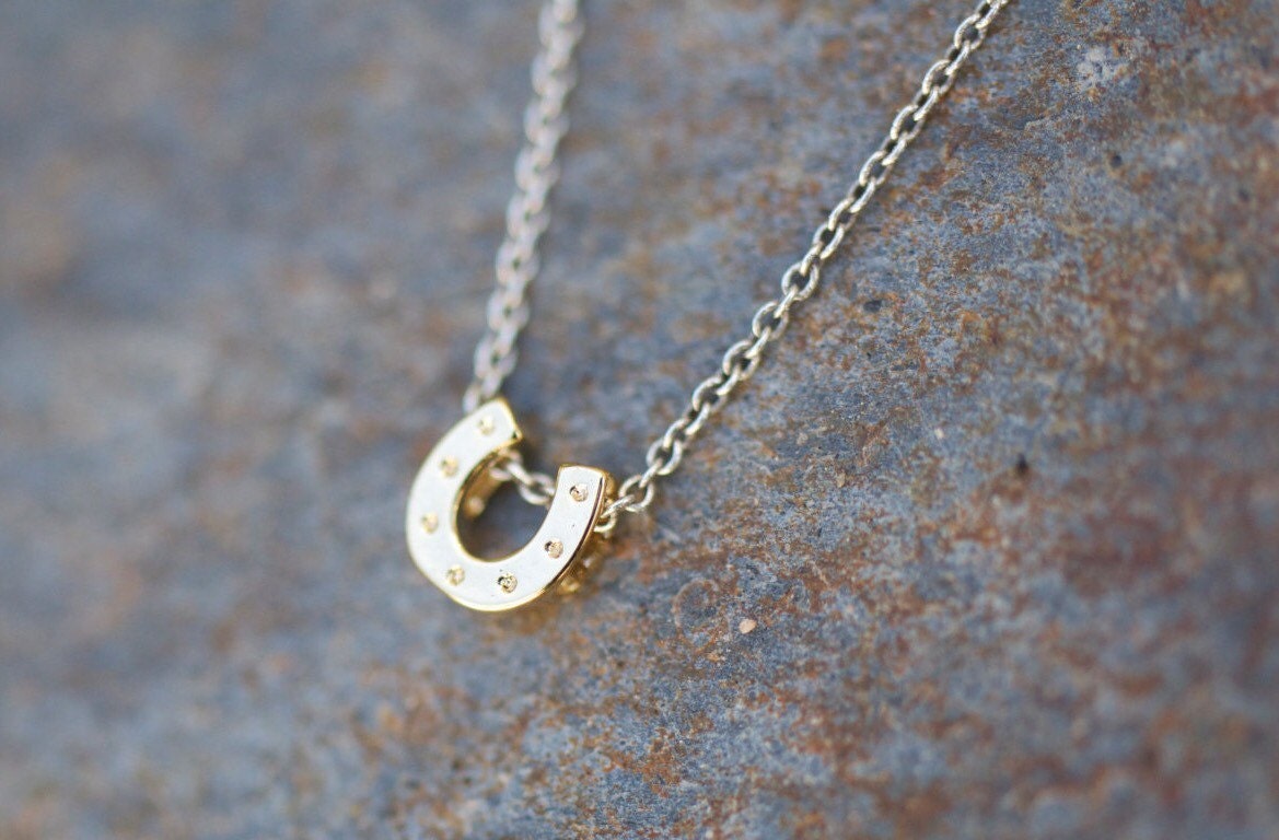 Gold Hufeisen Charme Halskette Auf Zarte Silber Kette Modern Alltag Minimal, Glücksbringer Halskette Gold Hufeisen Charme Halskette Auf Zarte Silber Kette Modern Alltag Minimal, Glücksbringer Halskette von LoveJewelryByJ
