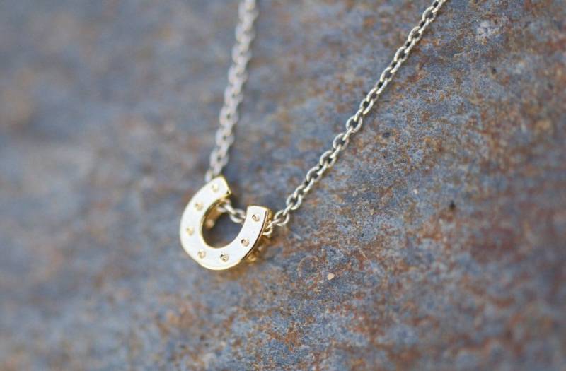 Gold Hufeisen Charme Halskette Auf Zarte Silber Kette Modern Alltag Minimal, Glücksbringer Halskette Gold Hufeisen Charme Halskette Auf Zarte Silber Kette Modern Alltag Minimal, Glücksbringer Halskette von LoveJewelryByJ