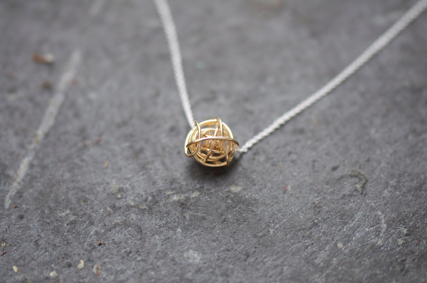 Gold Knoten Auf Silber Kette Halskette, Halskette Love Knot, Moderne Alltäglichen Brautjungfer Liebe Gold Knoten Auf Silber Kette Halskette, Halskette Love Knot, Moderne Alltäglichen Brautjungfer Liebe von LoveJewelryByJ