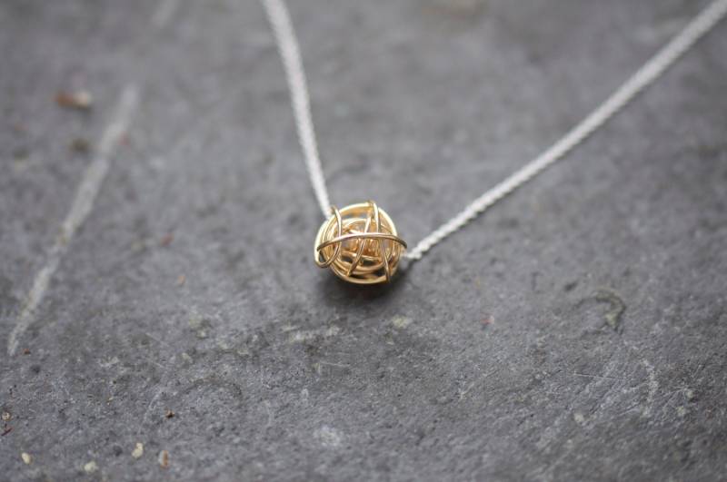Gold Knoten Auf Silber Kette Halskette, Halskette Love Knot, Moderne Alltäglichen Brautjungfer Liebe Gold Knoten Auf Silber Kette Halskette, Halskette Love Knot, Moderne Alltäglichen Brautjungfer Liebe von LoveJewelryByJ