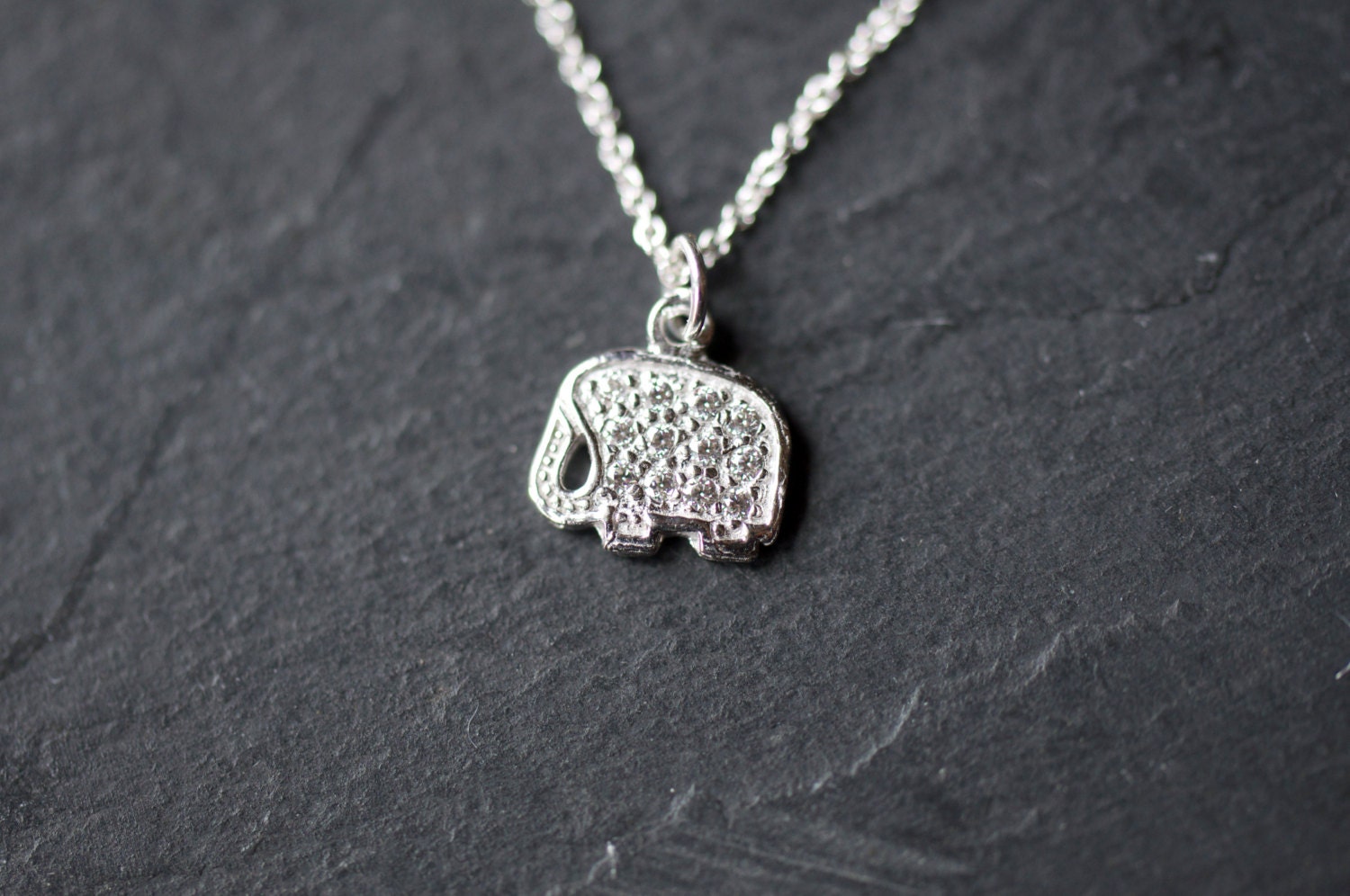 Mini Silber Elefantenkette An Zarter Sterling Silber Kette, Micro Pave Elefantenkette, Elefant Charm Mini Silber Elefantenkette An Zarter Sterling Silber Kette, Micro Pave Elefantenkette, Elefant Charm von LoveJewelryByJ