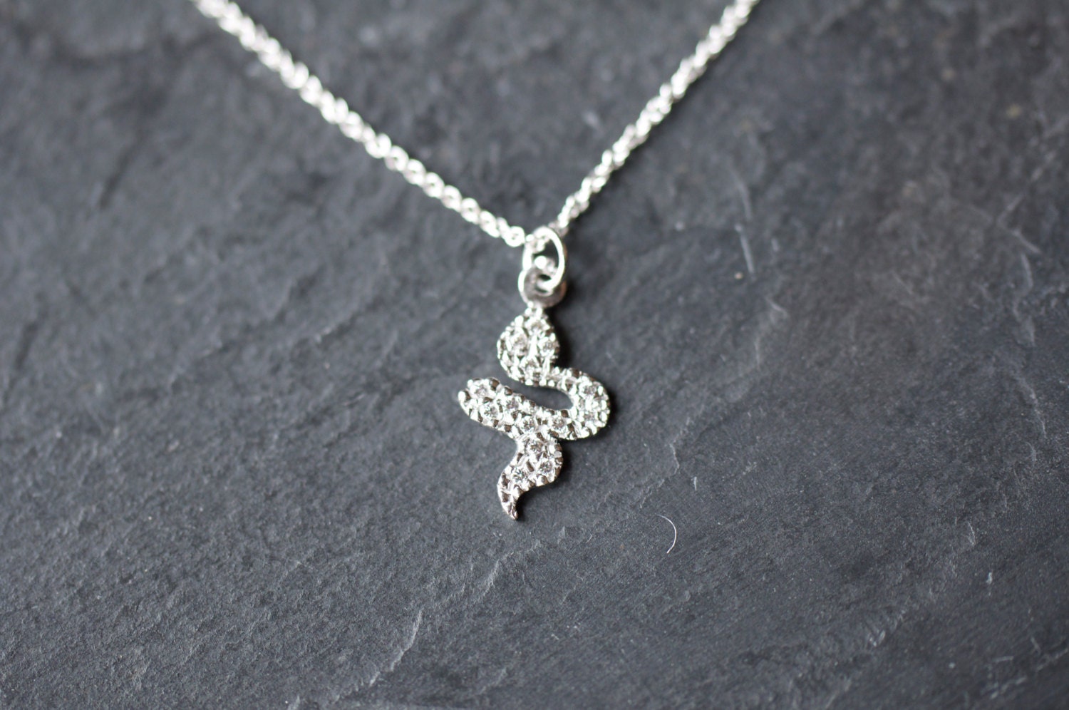 Mini Silber Schlangehalskette Auf Zarten Sterling Silber Kette, Mikro Ebnen Schlangehalskette, - Nur Ein Mini Silber Schlangehalskette Auf Zarten Sterling Silber Kette, Mikro Ebnen Schlangehalskette, - Nur Ein von LoveJewelryByJ