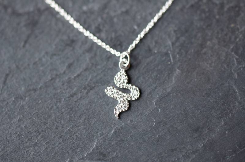Mini Silber Schlangehalskette Auf Zarten Sterling Silber Kette, Mikro Ebnen Schlangehalskette, - Nur Ein Mini Silber Schlangehalskette Auf Zarten Sterling Silber Kette, Mikro Ebnen Schlangehalskette, - Nur Ein von LoveJewelryByJ