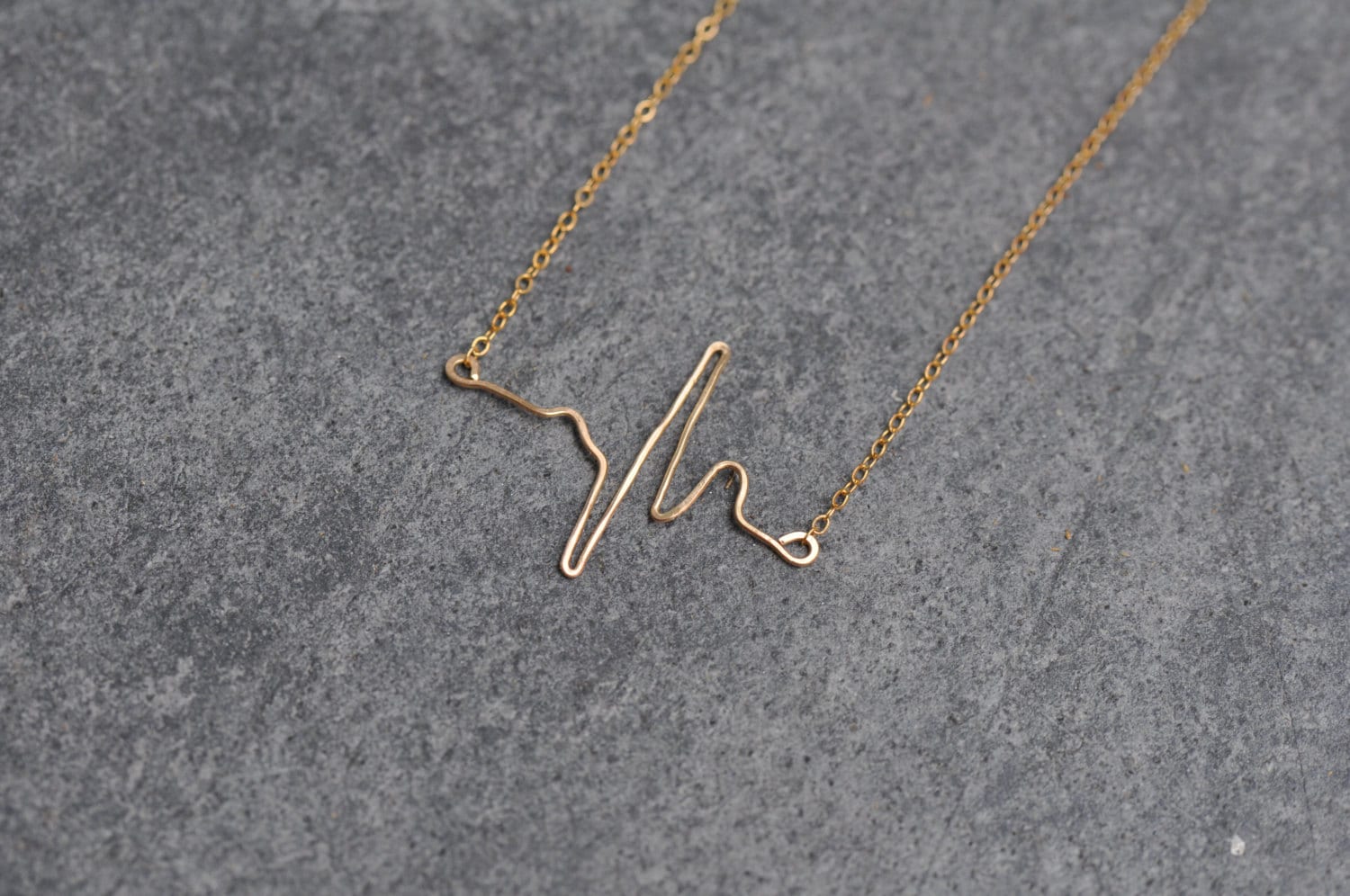 Minirocailles Goldenes Custom-Herz Höher Schlagen Halskette - Genaue Darstellung Der Herzschlag Auf Ekg, Zierliche Halskette, Rn Md Geschenk Minirocailles Goldenes Custom-Herz Höher Schlagen Halskette - Genaue Darstellung Der Herzschlag Auf Ekg, Zierliche Halskette, Rn Md Geschenk von LoveJewelryByJ