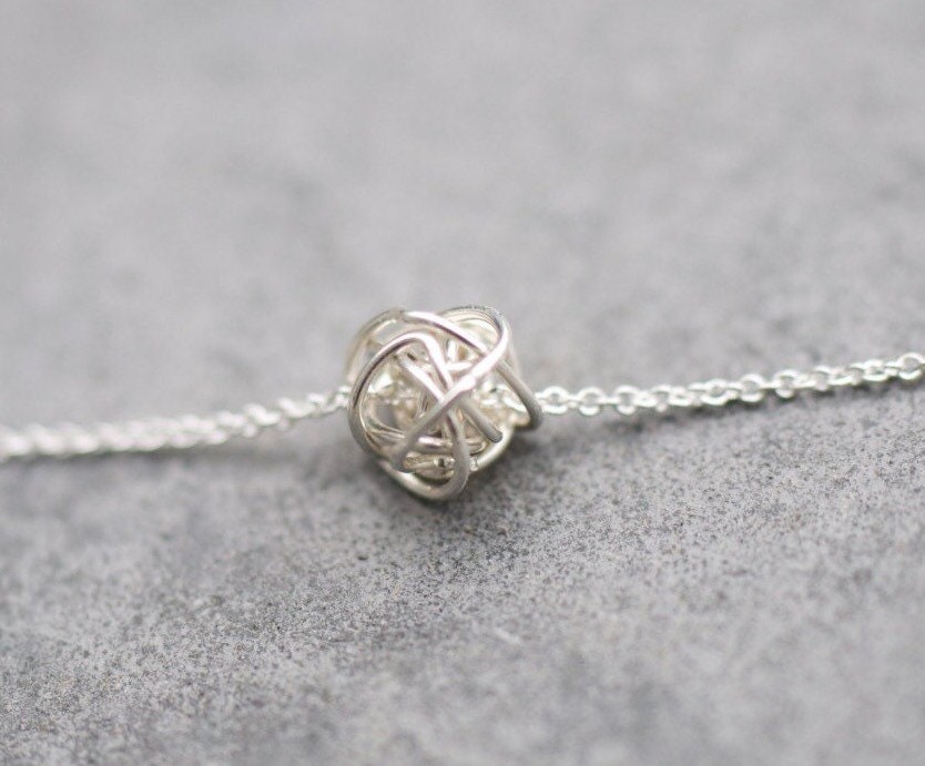 Petite Anti-Tarnish Liebesknoten Halskette, Argentium Sterling Silber Liebesknoten, Knotenkette 925 Silber, Layering Halskette Petite Anti-Tarnish Liebesknoten Halskette, Argentium Sterling Silber Liebesknoten, Knotenkette 925 Silber, Layering Halskette von LoveJewelryByJ