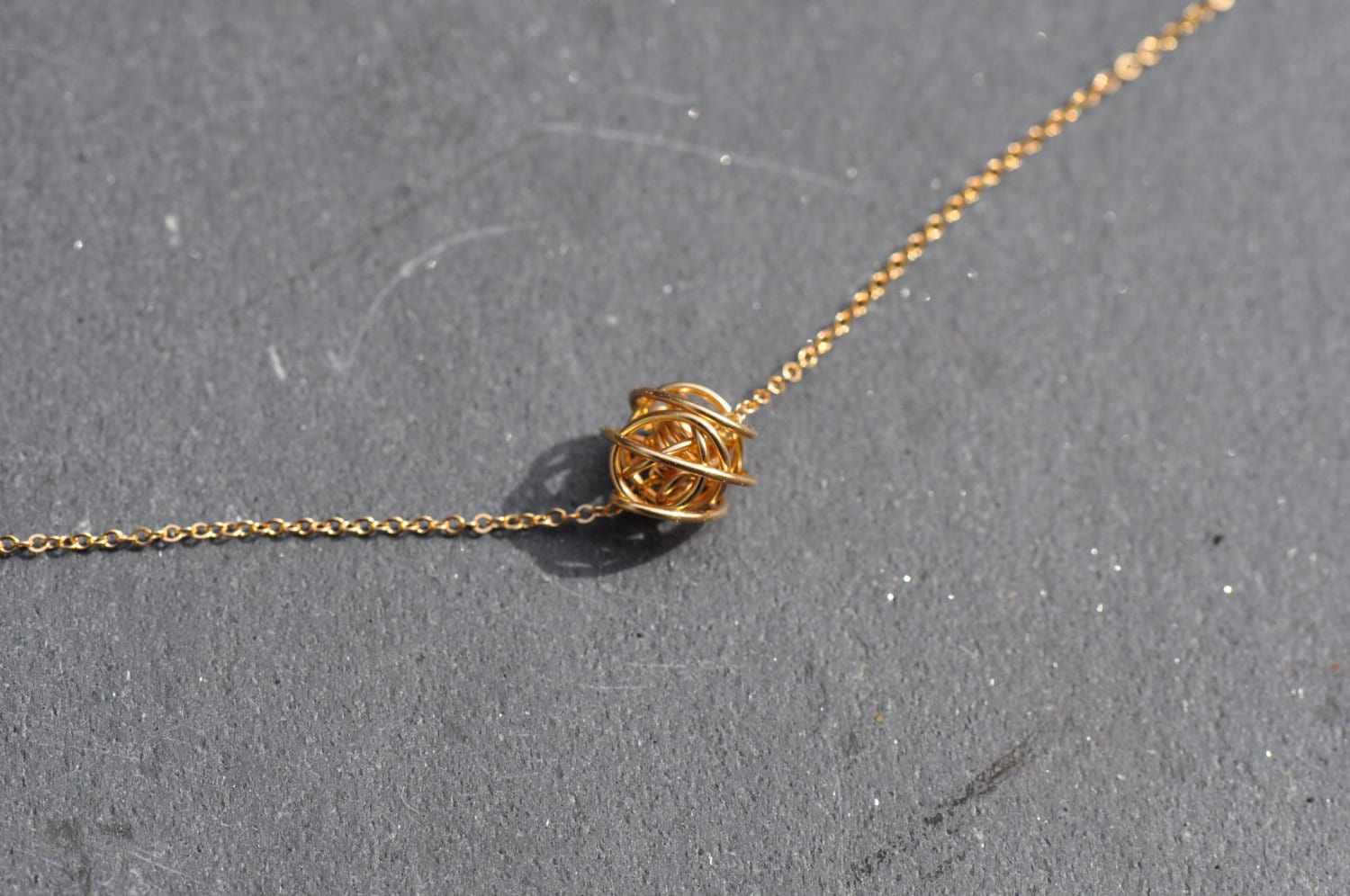 Petite Gold Liebe Knoten Auf Kette Halskette, Gold Gefüllt Knoten, 14 K Gold Schichtung Halskette Petite Gold Liebe Knoten Auf Kette Halskette, Gold Gefüllt Knoten, 14 K Gold Schichtung Halskette von LoveJewelryByJ