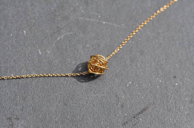 Petite Gold Liebe Knoten Auf Kette Halskette, Gold Gefüllt Knoten, 14 K Gold Schichtung Halskette von LoveJewelryByJ