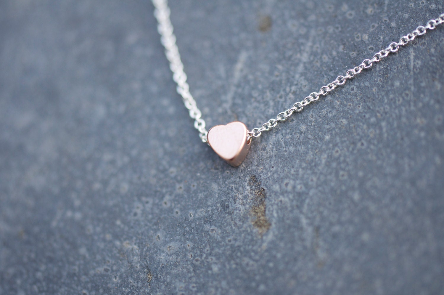 Rose Gold Herz Halskette Auf Zarte Silber Kette Moderne, Alltägliche Halskette, Rosa Zierliche Rose Gold Herz Halskette Auf Zarte Silber Kette Moderne, Alltägliche Halskette, Rosa Zierliche von LoveJewelryByJ