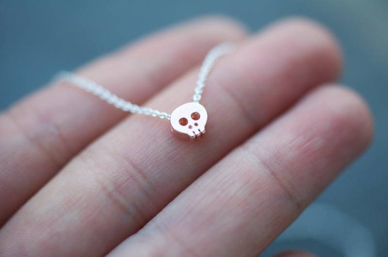 Rose Gold Kleiner Totenkopf Anhänger An Zarter Kette Klitzeklein Niedlich Und Zierlich Rose Gold Kleiner Totenkopf Anhänger An Zarter Kette Klitzeklein Niedlich Und Zierlich von LoveJewelryByJ