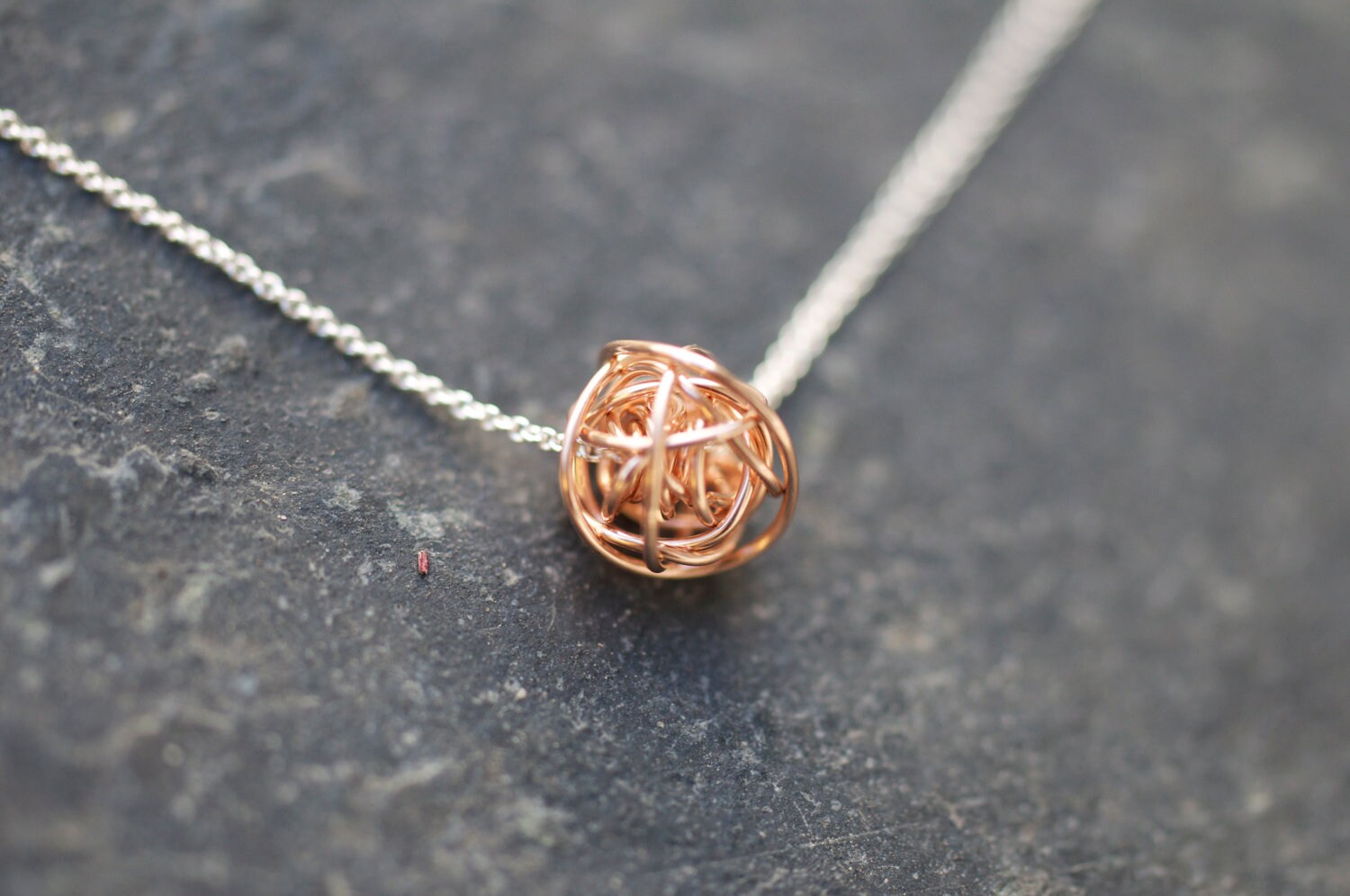 Rose Gold Knoten Auf Kette, Liebe Halskette, Moderne Liebe, Brautjungfer Halskette Rose Gold Knoten Auf Kette, Liebe Halskette, Moderne Liebe, Brautjungfer Halskette von LoveJewelryByJ