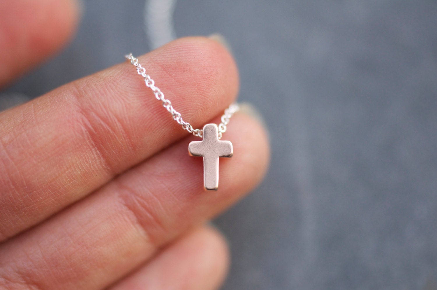 Rose Gold Kreuz Anhänger An Zarter Silberkette Moderner Alltags-Minimalismus Rose Gold Kreuz Anhänger An Zarter Silberkette Moderner Alltags-Minimalismus von LoveJewelryByJ