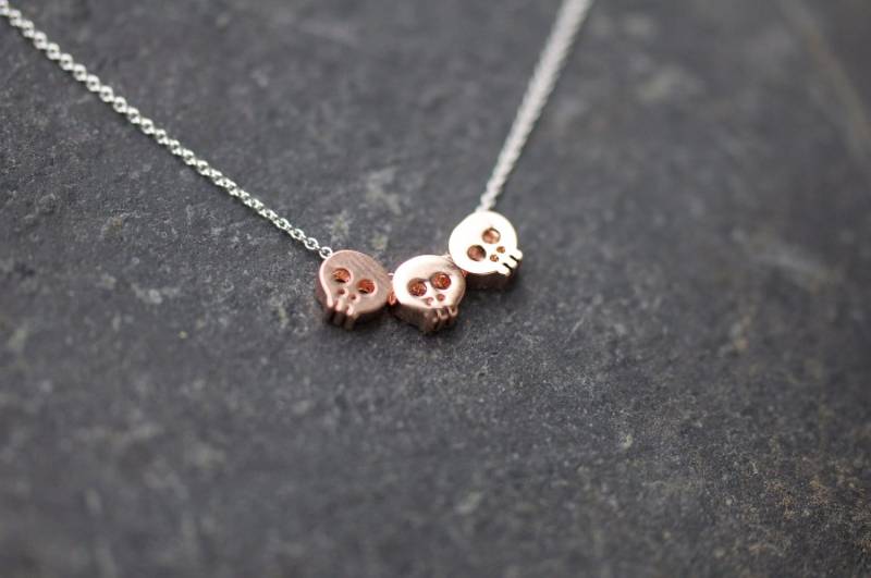 Rose Gold Trio Skull Anhänger An Zarter Silberkette, Drei Totenkopf von LoveJewelryByJ