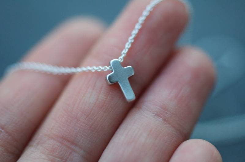 Silber Kleines Kreuz An Zarter Sterling Kette von LoveJewelryByJ