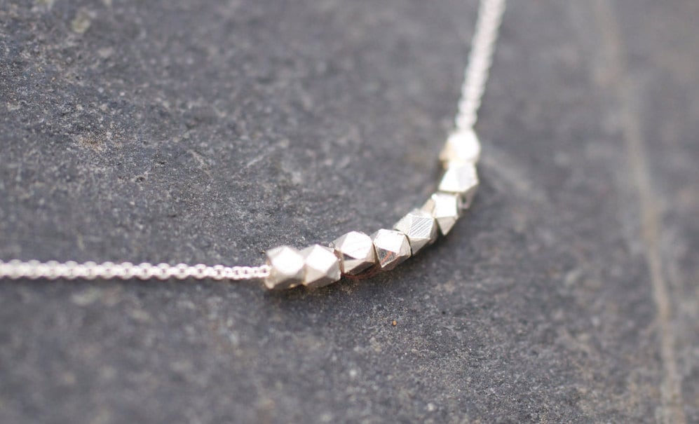 Silberne Winzige Rohe Nuggetkette An Zarter Sterlingsilberkette Silberne Winzige Rohe Nuggetkette An Zarter Sterlingsilberkette von LoveJewelryByJ
