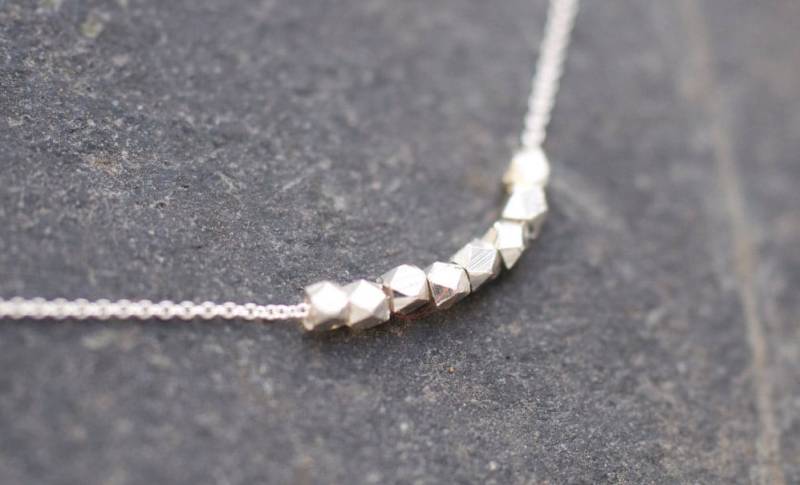 Silberne Winzige Rohe Nuggetkette An Zarter Sterlingsilberkette von LoveJewelryByJ