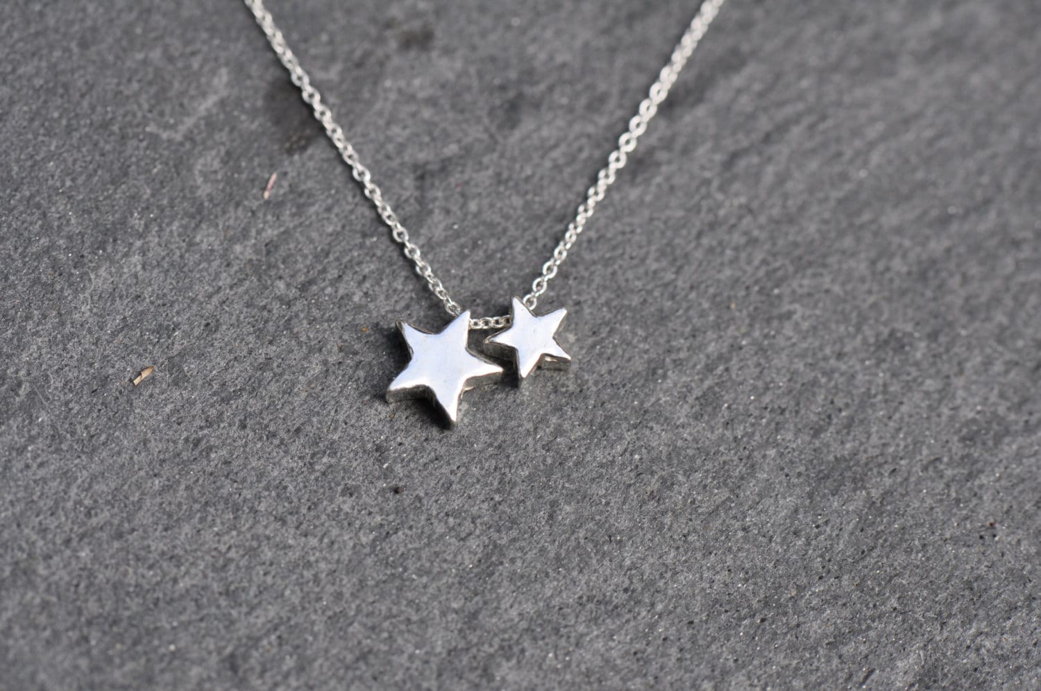Sterne Halskette - Sterling Silber Kette Mit Zwei Sterling Silber Stern Charms Sterne Halskette - Sterling Silber Kette Mit Zwei Sterling Silber Stern Charms von LoveJewelryByJ