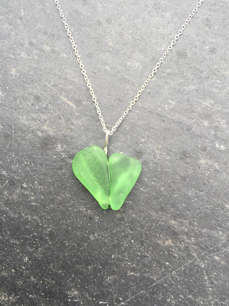 Strand Glas Herz Halskette in Sterling Silber Auf Benutzerdefinierte Kette, Boho Schmuck, Moderne Schmuck Strand Glas Herz Halskette in Sterling Silber Auf Benutzerdefinierte Kette, Boho Schmuck, Moderne Schmuck von LoveJewelryByJ